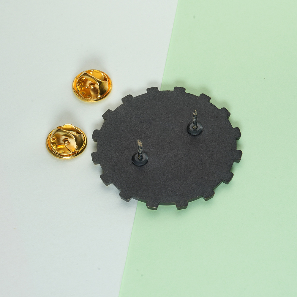 Popular Game Enamel Brooch Imp - Embroidery Legacy recension och pris