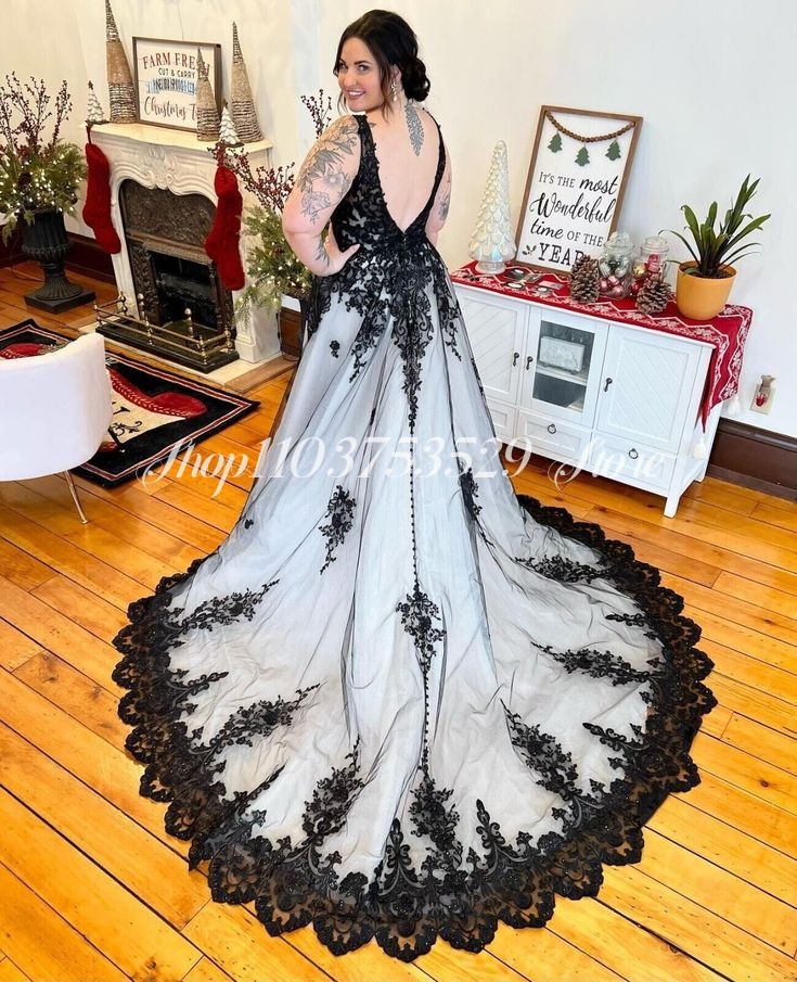 Gothic V Neck Wedding Dresses  - Embroidery Gothic recension och pris